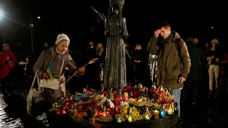 Ukraińcy upamiętniający ofiary Wielkiego Głodu, tzw. Hołodomoru, Kijów, 26 listopada 2022