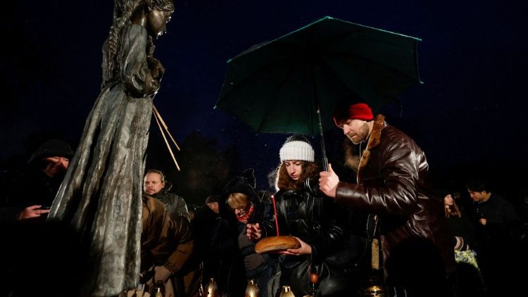 Modlitwa pod pomnikiem upamiętniającym ludobójstwo Wielkiego Głodu w Kijowie