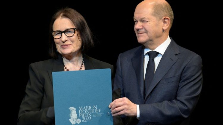Bundeskanzler Olaf Scholz überreicht der Russin Irina Scherbakowa den Marion-Dönhoff-Preis