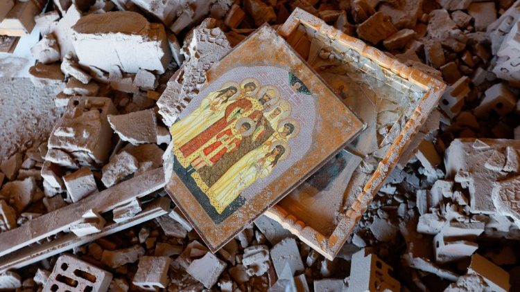 Ícones são vistos em meio aos escombros de um prédio nas dependências de uma igreja local, que foi danificada em um bombardeio durante o conflito Rússia-Ucrânia em Donetsk, Ucrânia controlada pela Rússia, em 5 de dezembro de 2022. REUTERS/Alexander Ermochenko