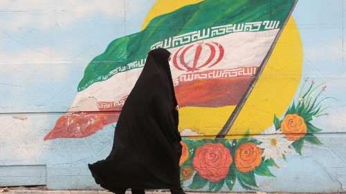 L'Iran impicca un giovane e spara al volto delle donne che manifestano