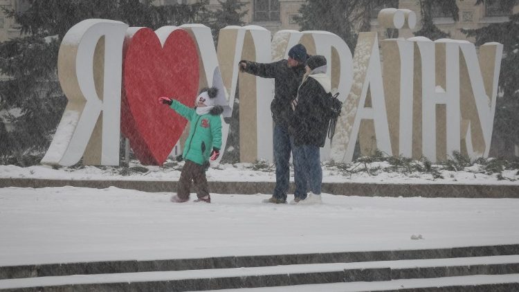 Menschen auf dem Maidan während des Schneefalls