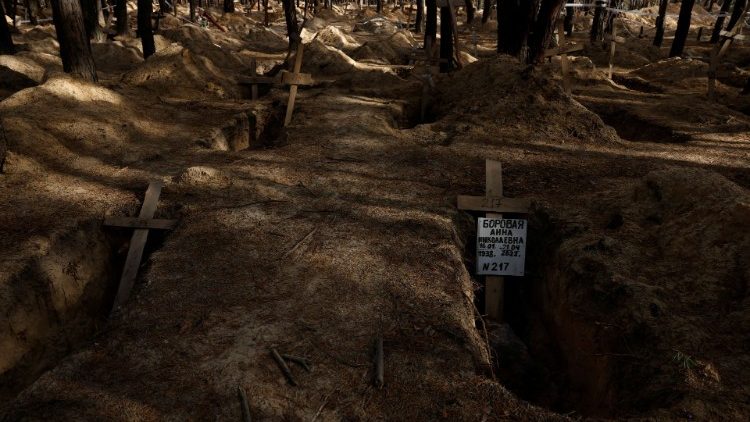 Odkryte masowe groby po eksumacji w okolicach Iziumu w obwodzie charkowskim