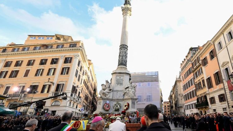 Ferenc pápa a Spanyol téren a Szeplőtelen Fogantatás szobra előtt