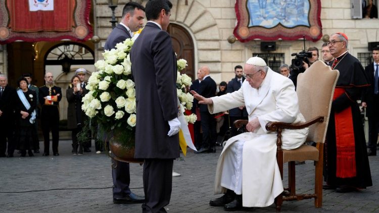 Papa Franjo predaje buket bijelih ruža