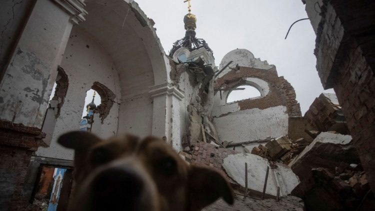 Uma igreja ortodoxa destruída é vista, em meio ao ataque da Rússia à Ucrânia, no vilarejo de Bohorodychne, na região de Donetsk, Ucrânia, 8 de dezembro de 2022. REUTERS/Yevhen Titov