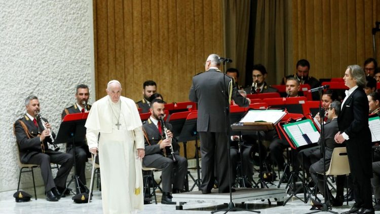 Papst Franziskus trifft sich mit italienischen Feuerwehrleuten im Vatikan