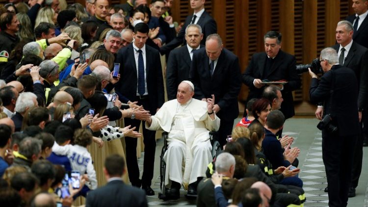 Papież Franciszek przyjmujący włoskich strażaków na audiencji, 10 grudnia 2022