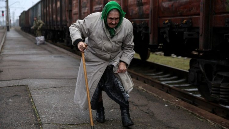 Starsza kobieta na stacji kolejowej w Kramatorsku w obwodzie donieckim, 10 grudnia 2022