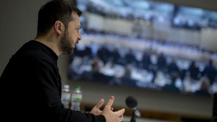 El Presidente ucraniano Zelenskiy asiste por videoconferencia a la conferencia de solidaridad con el pueblo ucraniano en París, en Kiev.