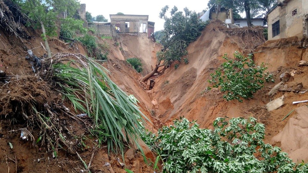 Uma casa danificada  vista depois que fortes chuvas causaram inunda??es e deslizamentos de terra, nos arredores de Kinshasa, Repblica Democrtica do Congo, em 13 de dezembro de 2022. REUTERS/Stringer