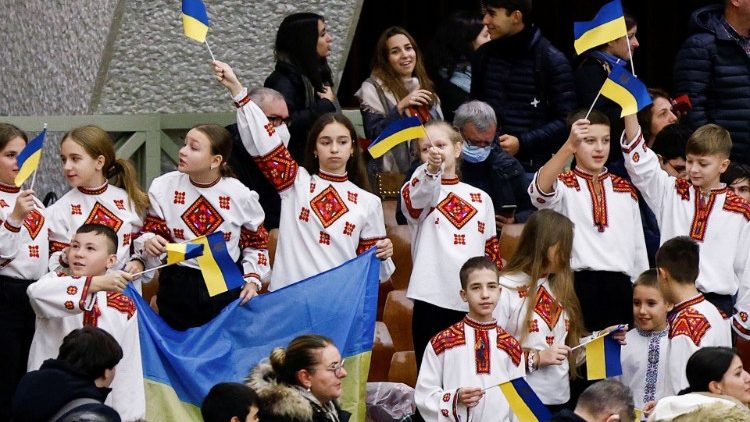 Djeca drže ukrajinske zastave tijekom opće audijencije u Dvorani Pavla VI. u Vatikanu