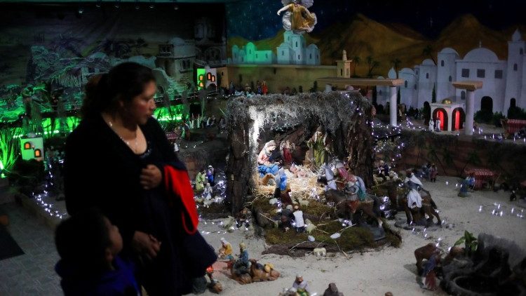 Visitantes admiran un tradicional pesebre en ciudad de México