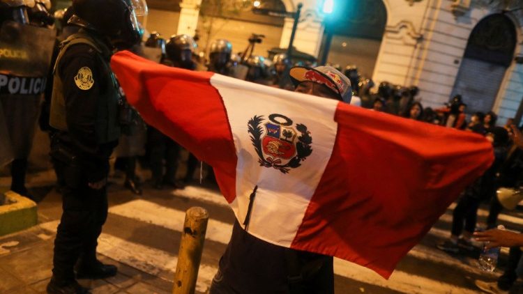 Un manifestant à Lima, le 15 décembre 2022.