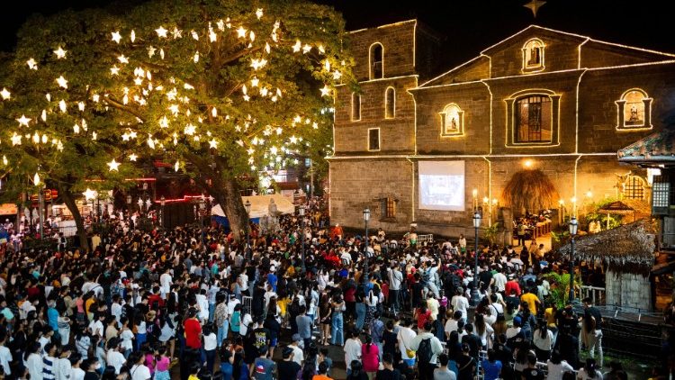 Katholiken bei einer Messe im Advent auf den Philippinen