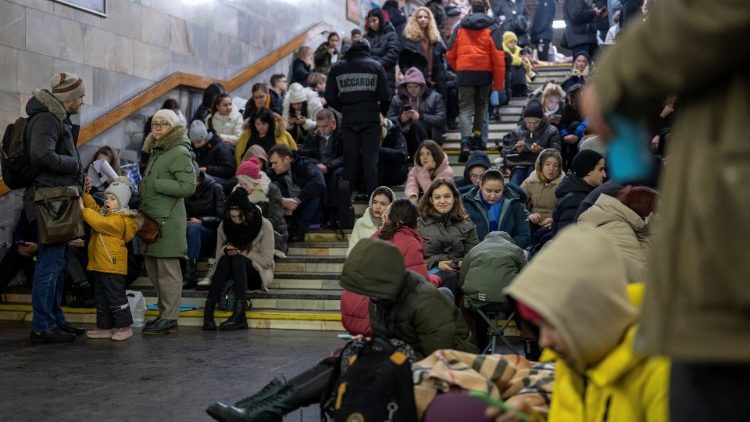 Pessoas se abrigam dentro de uma estação de metrô durante ataques maciços de mísseis russos em Kyiv, Ucrânia, 16 de dezembro de 2022 REUTERS/Viacheslav Ratynskyi