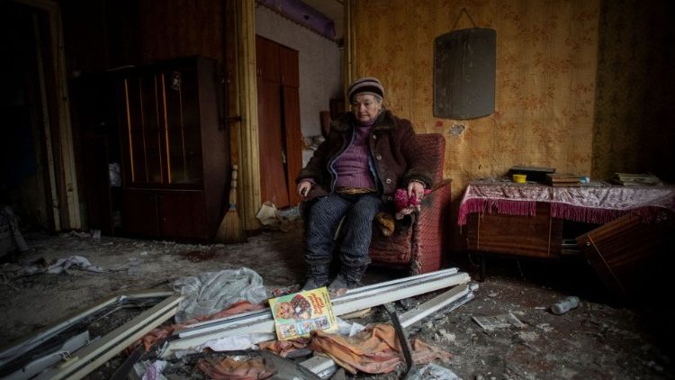स्थानीय निवासी नतालिया क्रामटोरस्क में रूसी सैन्य हमले से नष्ट हुए अपने घर के अंदर बैठी हैं