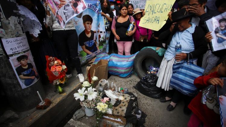 Funeral de una de las víctimas de las protestas en Ayacucho, Perú