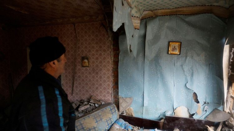 O morador local Amiram fica na casa de seu amigo destruída por um recente bombardeio durante o conflito Rússia-Ucrânia em Donetsk, Ucrânia controlada pela Rússia, em 17 de dezembro de 2022. REUTERS/Alexander Ermochenko