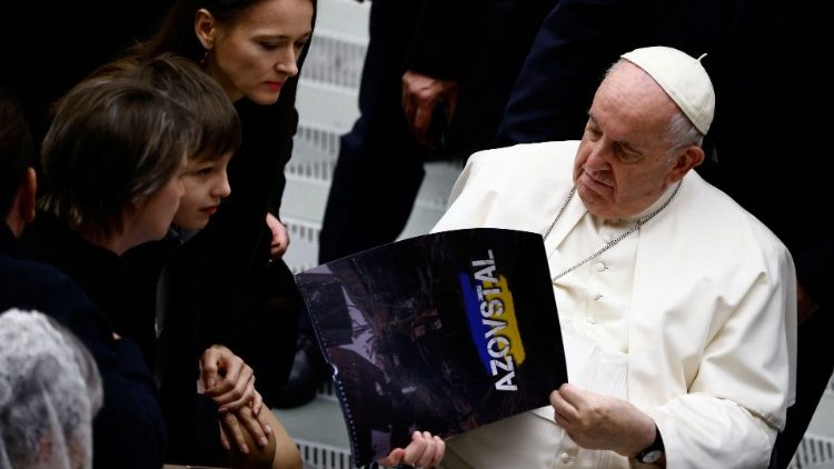 Ukrainische Kinder bei der Generalaudienz mit Papst Franziskus