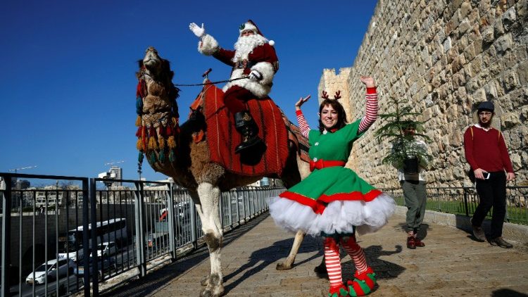 Ein bisschen kitschig: Weihnachtsmann am Jaffa-Tor zur Altstadt von Jerusalem