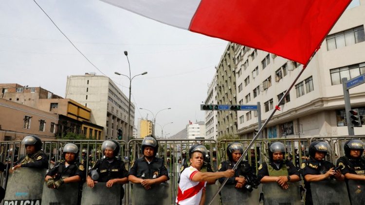 Policja na protestach w Limie, stolicy Peru, 7 grudnia 2022