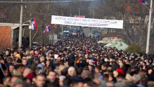 Kosovo, proseguono le proteste della comunità serba. Tensione tra Belgrado e Pristina