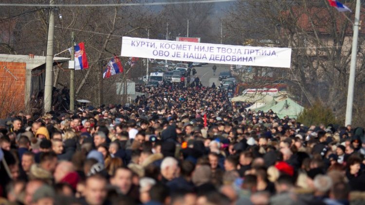 Manifestazione dei serbi kosovari a Mitrovica, nel nord del Kosovo
