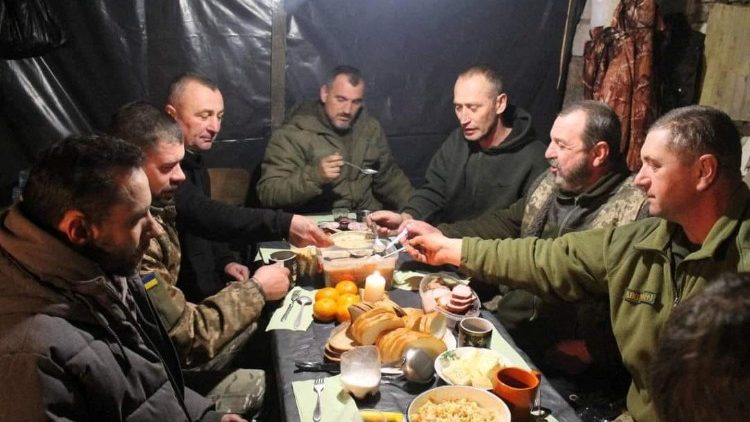 Ukraińscy wojskowi świętujący w nieznanym miejscu, 25 grudnia 2022