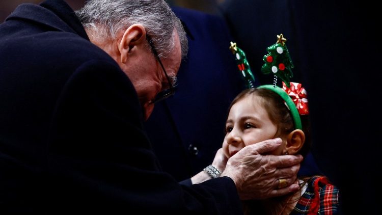 Cardeal Parolin com uma criança no almoço de Natal da Comunidade de Santo Egídio