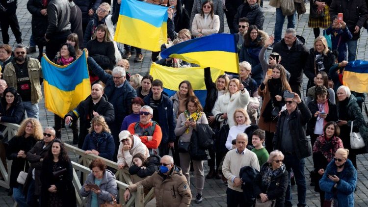 "Det finns många ukrainska flaggor här! Låt oss be om fred för detta plågade folk!” - det sa påven Franciskus efter angelusbönen på juldagen 2022