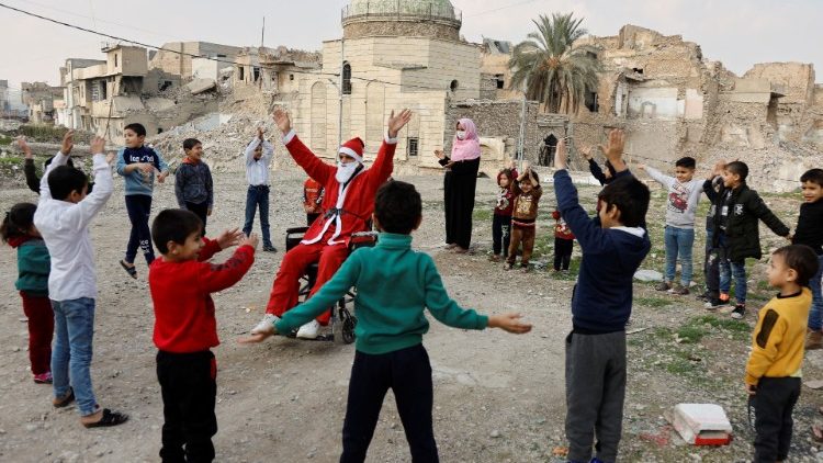 Ahmed Ragab Ramadan, ein Polizist, der während der Kämpfe gegen den Islamischen Staat gelähmt wurde, spielt mit Kindern, während er als Weihnachtsmann verkleidet durch die Stadt Mosul zieht, um Geschenke zu verteilen