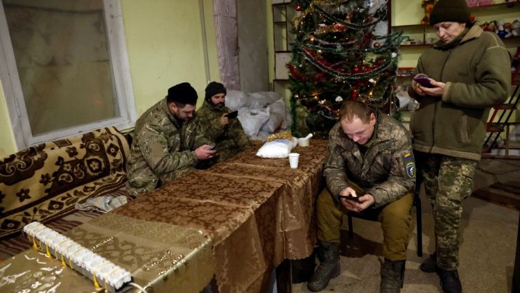 Ukraińscy żołnierze w schronie wyposażonym w generator prądu, Bachmut, 26 grudnia 2022
