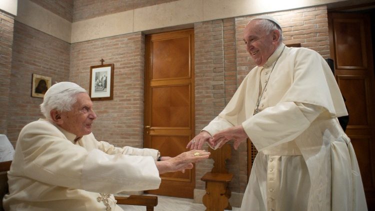 Påven emeritus Benedictus XVI och påven Franciskus 