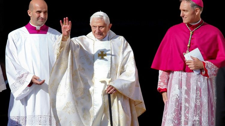 Az emeritus pápa 2014. október 19-én részt vett VI. Pál pápa boldoggá avatási szentmiséjén 