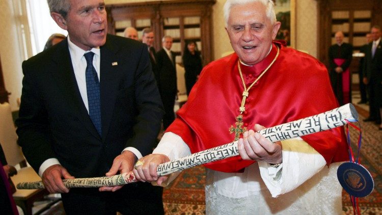 Benedikt XVI. 2009 mit dem damaligen US-Präsidenten Bush