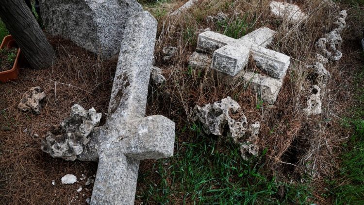 Des croix déterrées dans le cimetière protestant du mont Sion, adjacent à la Vieille ville.