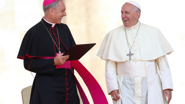 Papst Franziskus l?chelt im Gespr?ch mit Erzbischof Georg G?nswein am Ende seiner Generalaudienz am Mittwoch auf dem Petersplatz im Vatikan