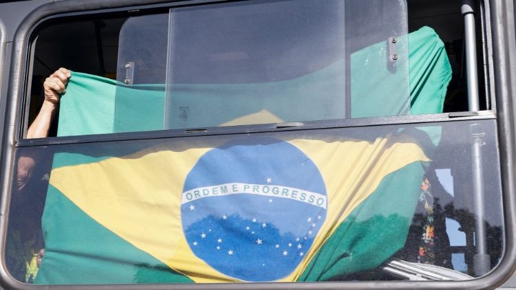 Bandiera brasiliana esposta da dimostranti
