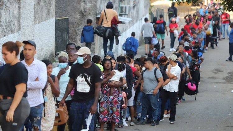Migrantes se renen para regularizar su situacin migratoria en COMAR, en Tapachula.