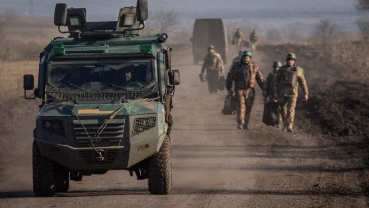 Militares ucranianos cerca de la lnea del frente cerca de Soledar