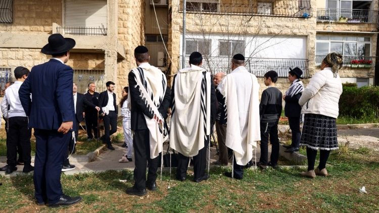 Israeles se renen cerca del lugar de un tiroteo ocurrido la noche anterior, en Neve Yaacov
