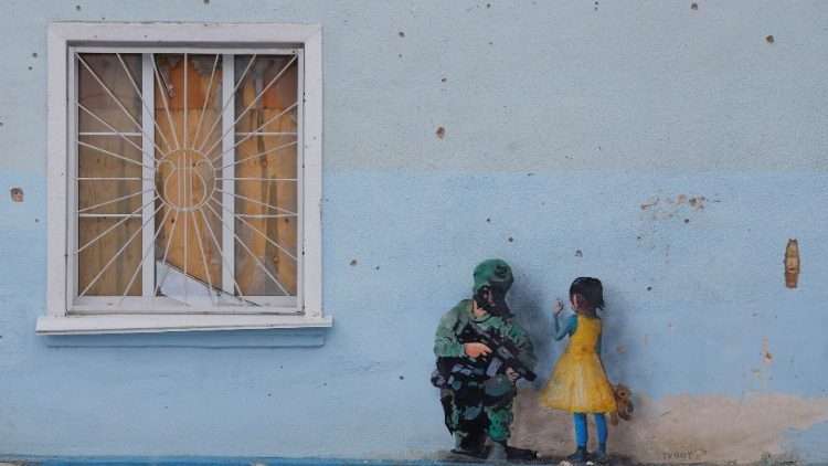Uma obra de arte do famoso artista de rua Tvboy é vista em uma parede da Casa da Cultura, que foi fortemente danificada durante o ataque da Rússia à Ucrânia, na cidade de Irpin, nos arredores de Kyiv, Ucrânia, 29 de janeiro de 2023. REUTERS/Valentyn Ogirenko