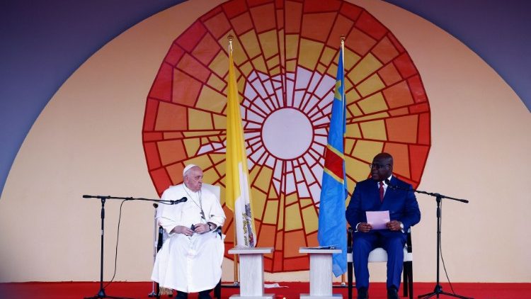Papa akihurubia Viongozi wa kiraia na kidiplomasia