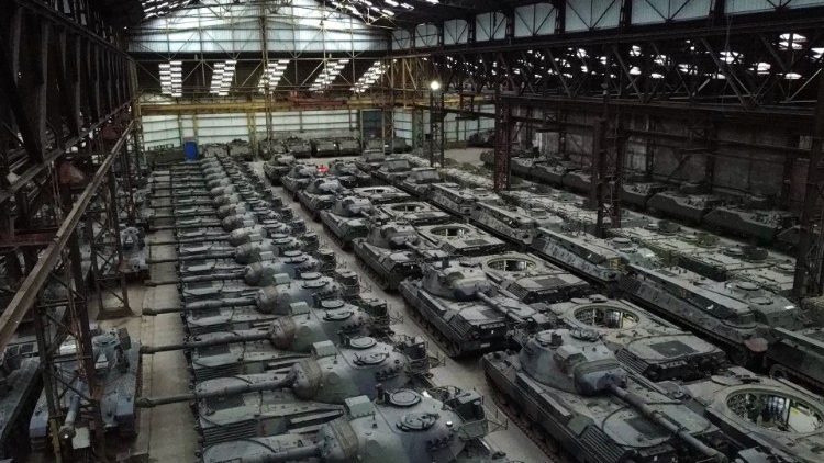 Dozzine di tank Leopard tedeschi in un hangar. Sono quelli che dovrebbero essere inviati in Ucraina