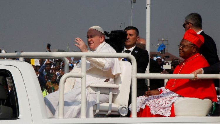 Le Pape Fran?ois et le cardinal Fridolin Ambongo, archevque de Kinshasa, arrivent  la messe  l'arodrome de N'dolo, le 1er fvrier 2023. 