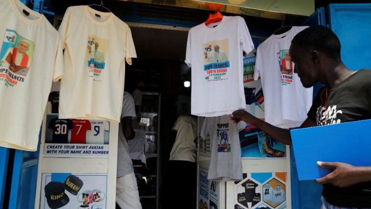 Vifaa vya na zana za kuvaa wakati wa ujio wa Papa vikiuzwa kwenye maduka huko Sudan Kusini