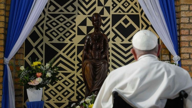 Papa akiwa mbele ya Picha ya Bikira Maria anasali mara baada ya mkutano wa sala na makleri na watawa wa DRC