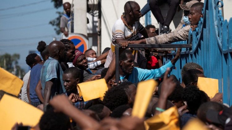 Ruée sur les services d'immigration haïtiens à Port-au-Prince, le 2 février 2023.