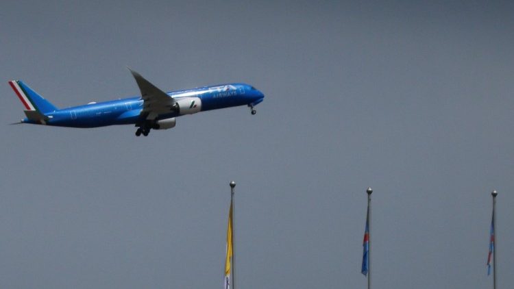 Il decollo dell'aereo con a bordo Papa Francesco